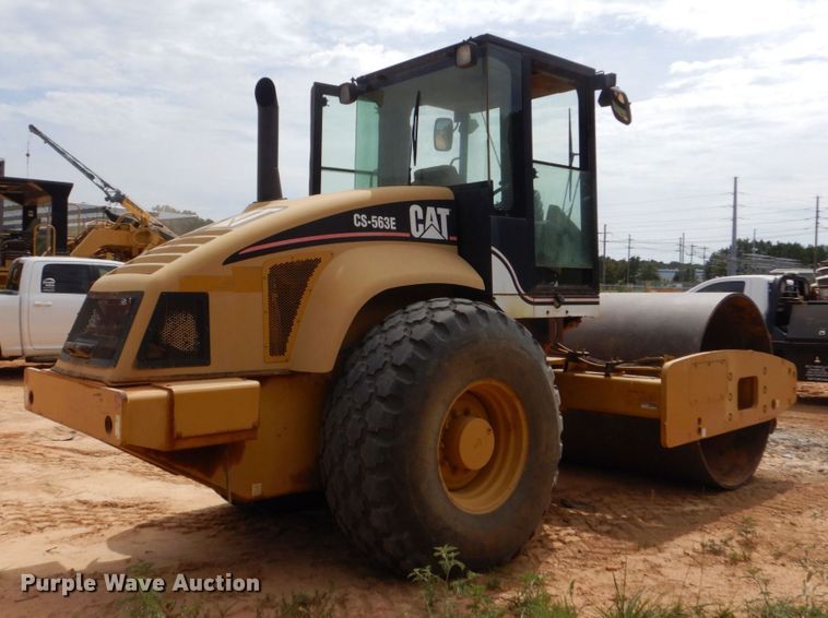 image for item DO1446 2005 Caterpillar CS-563E  single drum vibratory roller