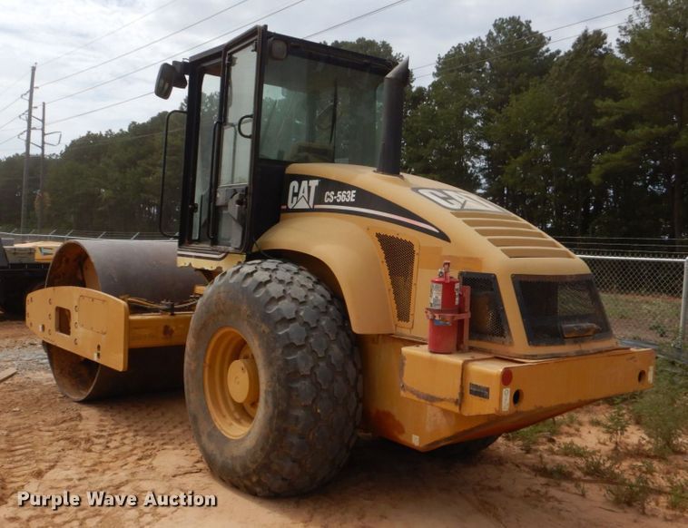 image for item DO1446 2005 Caterpillar CS-563E  single drum vibratory roller