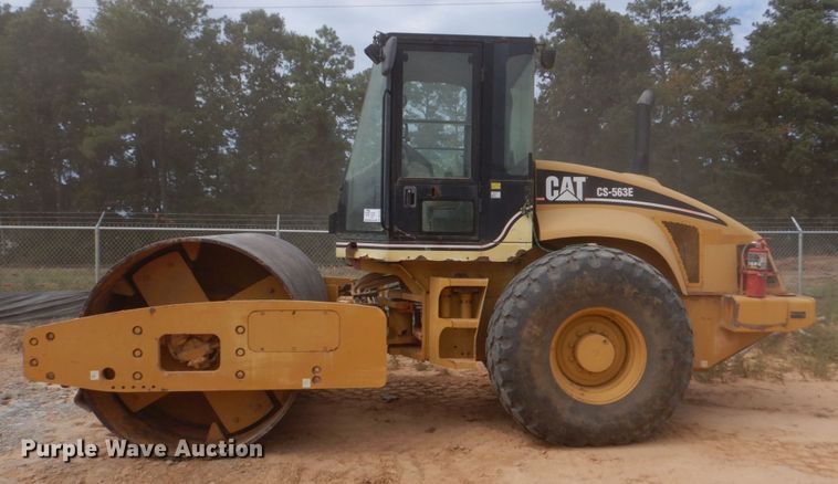 image for item DO1446 2005 Caterpillar CS-563E  single drum vibratory roller