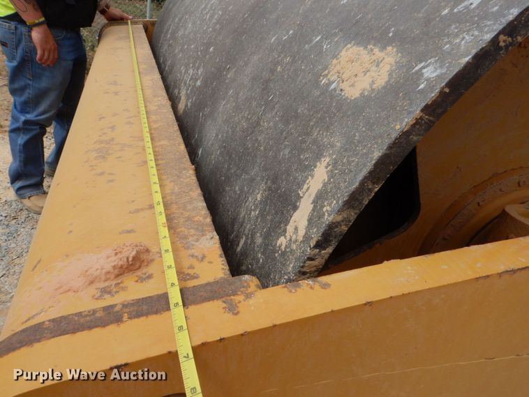 image for item DO1446 2005 Caterpillar CS-563E  single drum vibratory roller