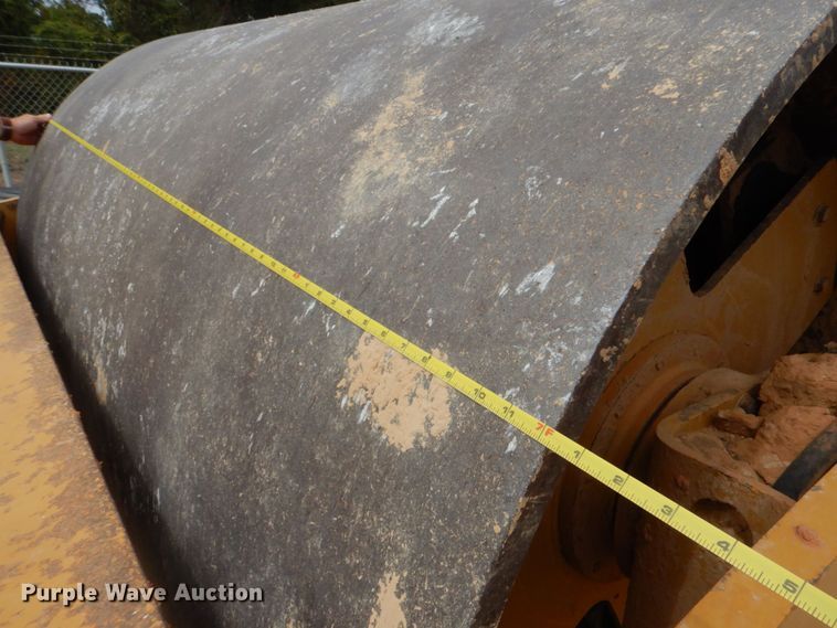 image for item DO1446 2005 Caterpillar CS-563E  single drum vibratory roller