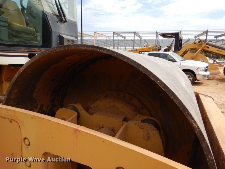 image for item DO1446 2005 Caterpillar CS-563E  single drum vibratory roller