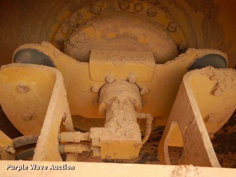 image for item DO1446 2005 Caterpillar CS-563E  single drum vibratory roller