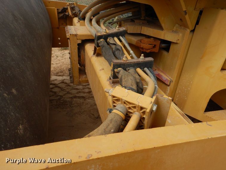 image for item DO1446 2005 Caterpillar CS-563E  single drum vibratory roller