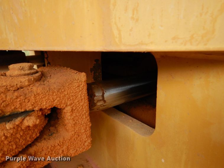 image for item DO1446 2005 Caterpillar CS-563E  single drum vibratory roller