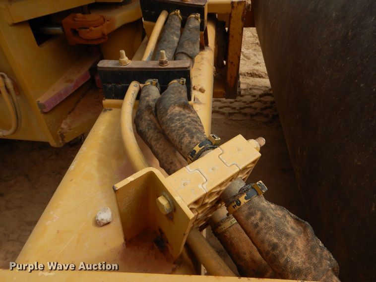 image for item DO1446 2005 Caterpillar CS-563E  single drum vibratory roller