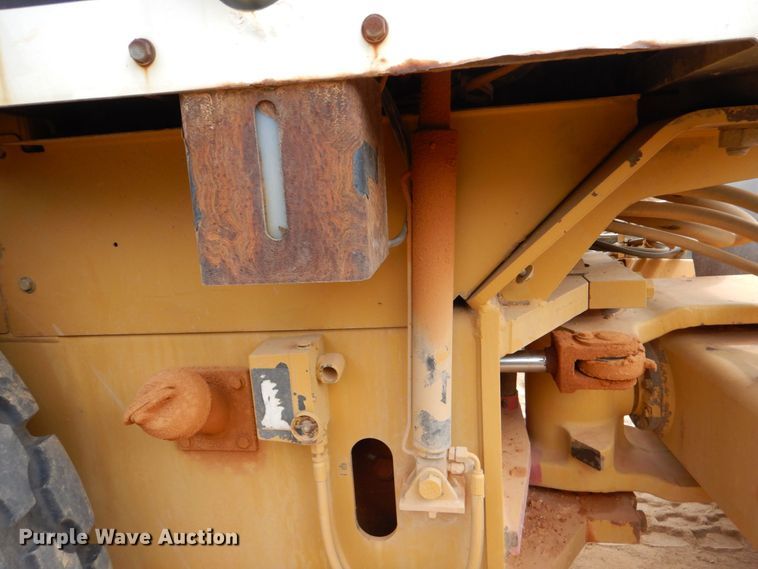 image for item DO1446 2005 Caterpillar CS-563E  single drum vibratory roller