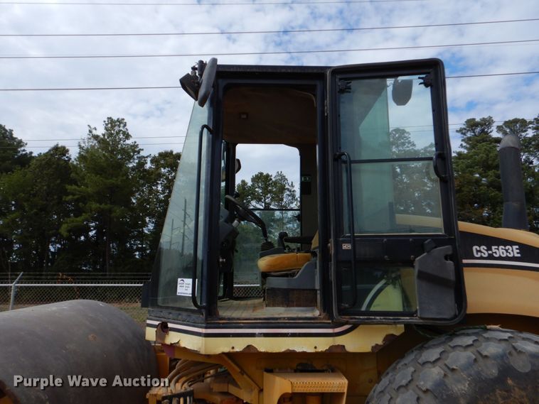 image for item DO1446 2005 Caterpillar CS-563E  single drum vibratory roller