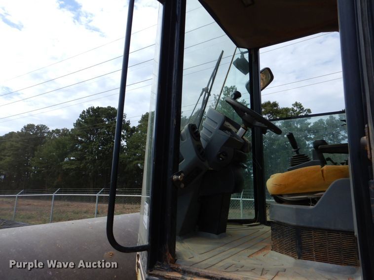 image for item DO1446 2005 Caterpillar CS-563E  single drum vibratory roller