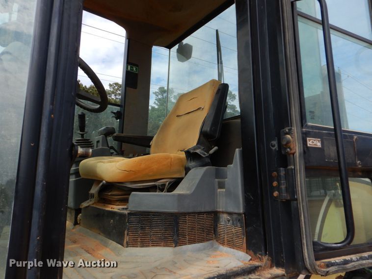 image for item DO1446 2005 Caterpillar CS-563E  single drum vibratory roller