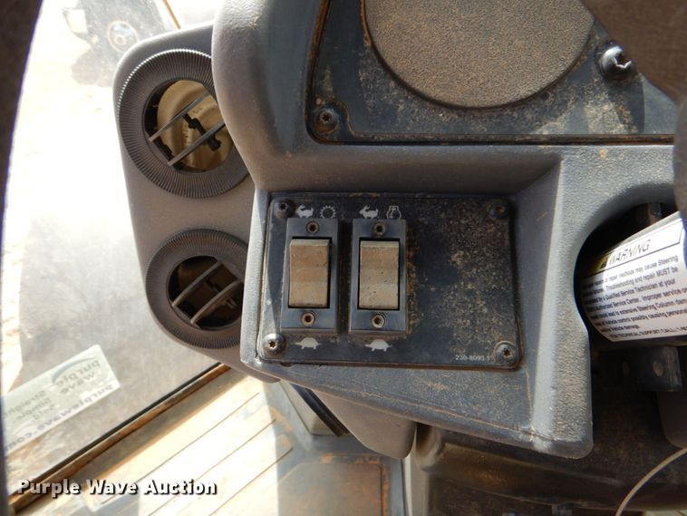 image for item DO1446 2005 Caterpillar CS-563E  single drum vibratory roller