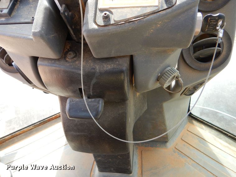 image for item DO1446 2005 Caterpillar CS-563E  single drum vibratory roller