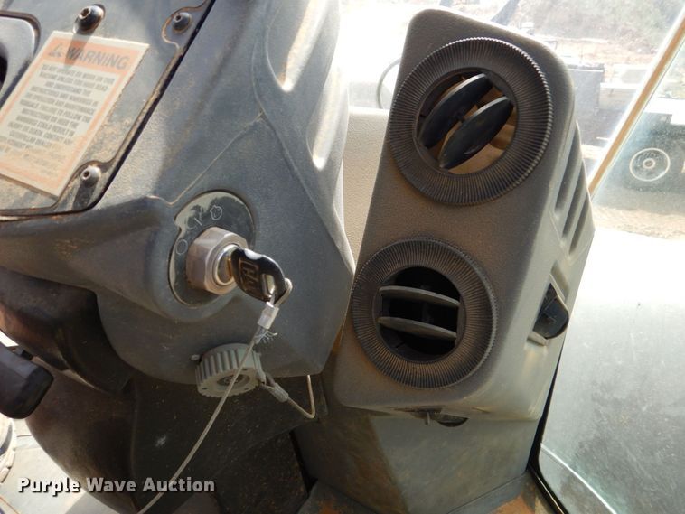 image for item DO1446 2005 Caterpillar CS-563E  single drum vibratory roller