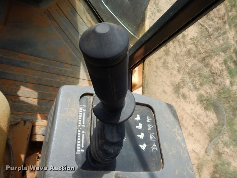 image for item DO1446 2005 Caterpillar CS-563E  single drum vibratory roller