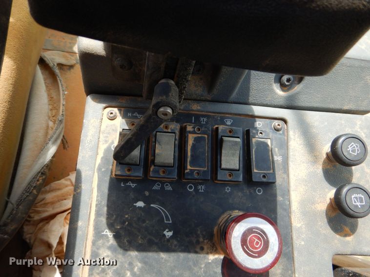 image for item DO1446 2005 Caterpillar CS-563E  single drum vibratory roller