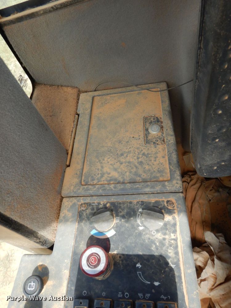 image for item DO1446 2005 Caterpillar CS-563E  single drum vibratory roller