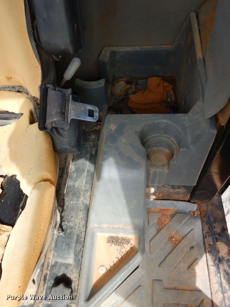 image for item DO1446 2005 Caterpillar CS-563E  single drum vibratory roller