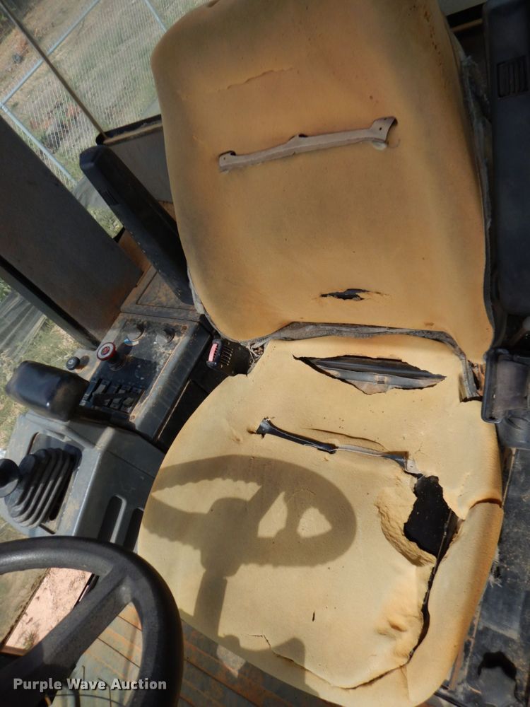 image for item DO1446 2005 Caterpillar CS-563E  single drum vibratory roller