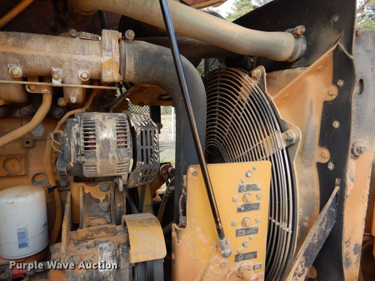 image for item DO1446 2005 Caterpillar CS-563E  single drum vibratory roller