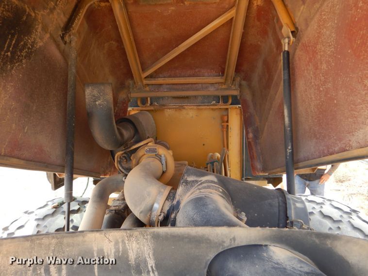 image for item DO1446 2005 Caterpillar CS-563E  single drum vibratory roller