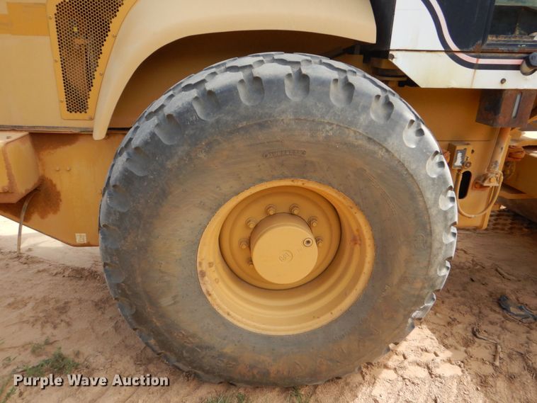 image for item DO1446 2005 Caterpillar CS-563E  single drum vibratory roller