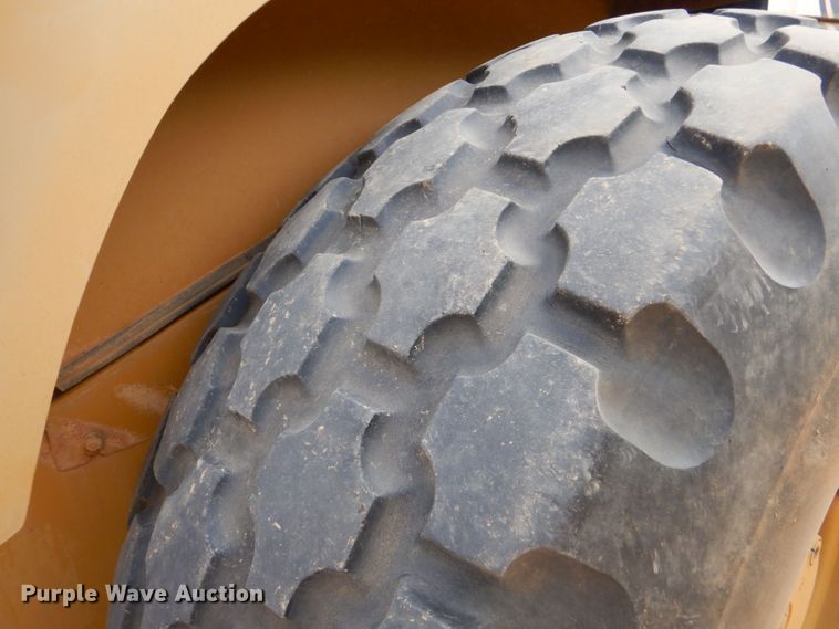 image for item DO1446 2005 Caterpillar CS-563E  single drum vibratory roller