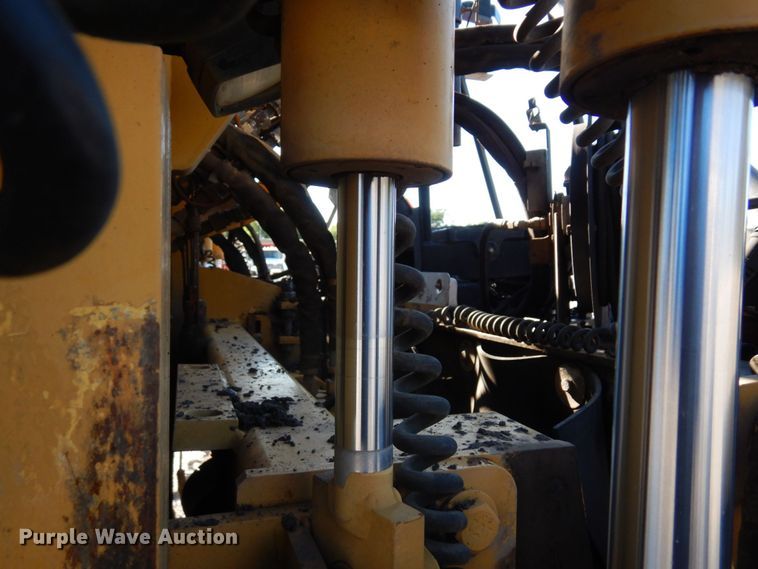 image for item DQ7218 2009 Caterpillar AP1055D  paver