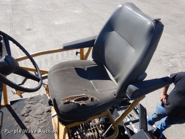 image for item DQ7218 2009 Caterpillar AP1055D  paver