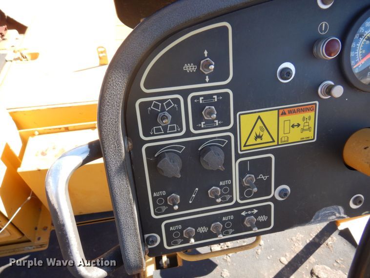 image for item DQ7218 2009 Caterpillar AP1055D  paver