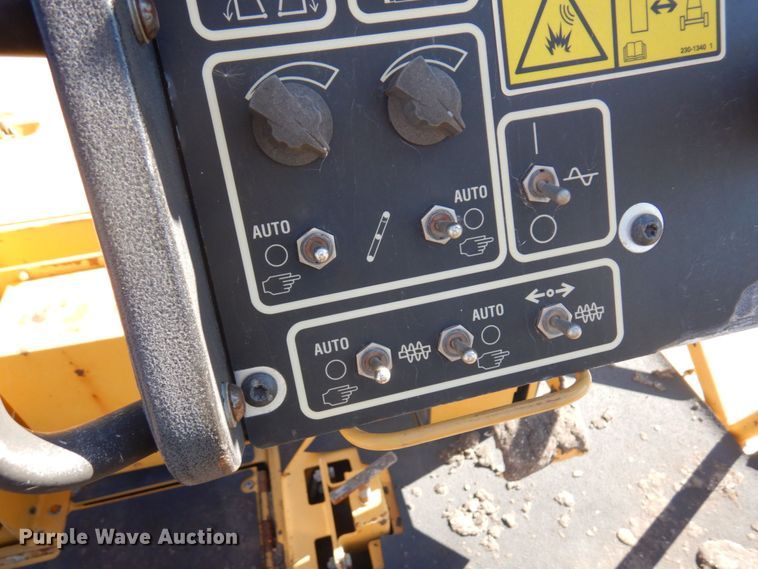 image for item DQ7218 2009 Caterpillar AP1055D  paver