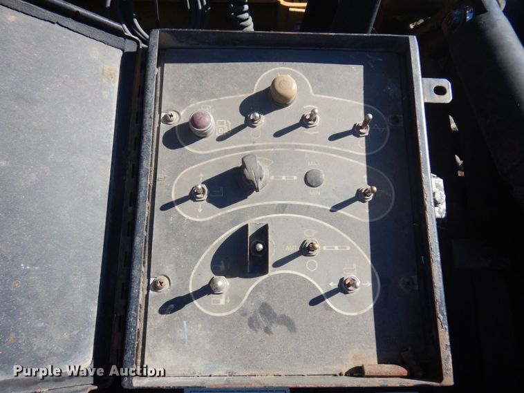 image for item DQ7218 2009 Caterpillar AP1055D  paver