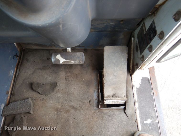 image for item DQ7240 1999 Elgin Pellican Series P  street sweeper truck