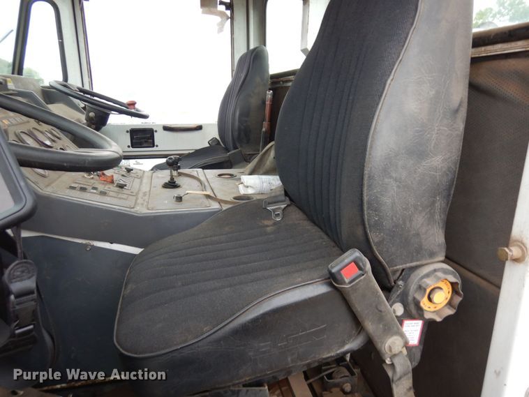 image for item DQ7240 1999 Elgin Pellican Series P  street sweeper truck