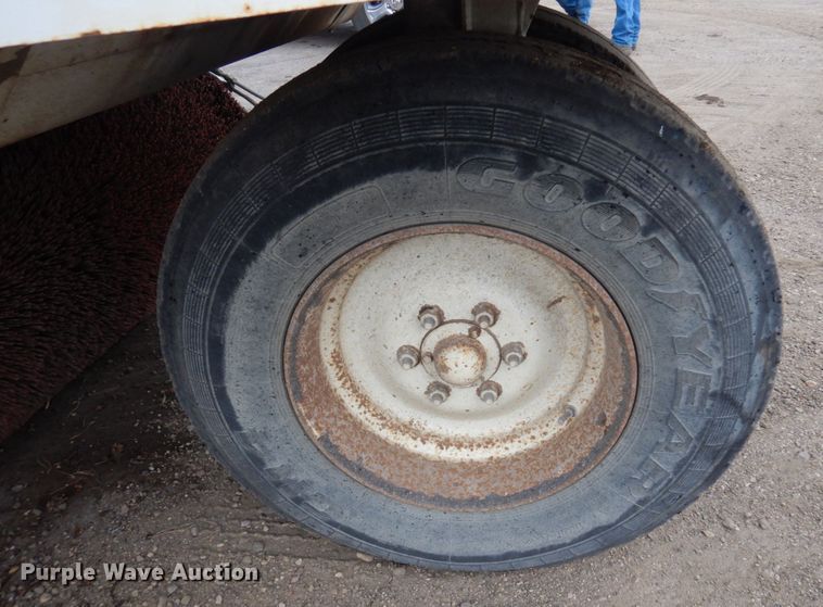 image for item DQ7240 1999 Elgin Pellican Series P  street sweeper truck