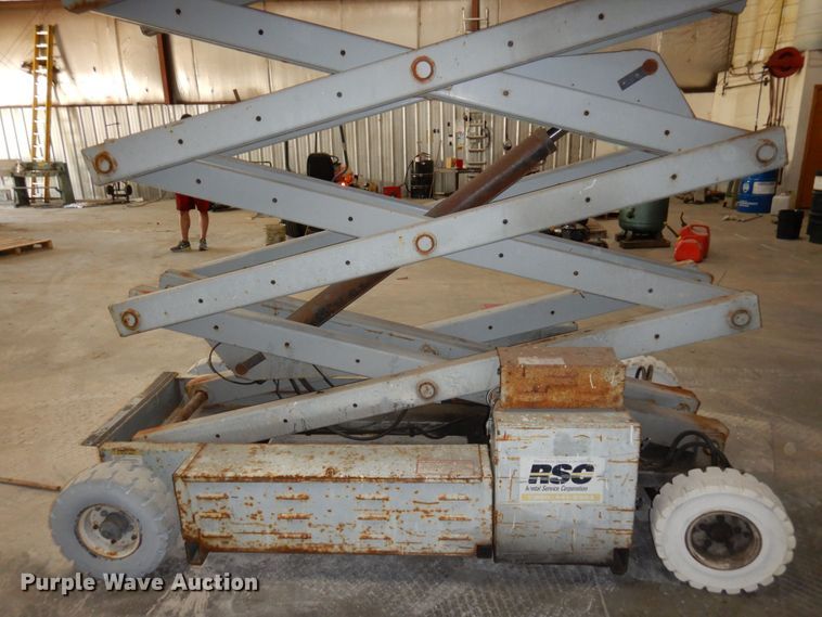 image for item DR0518 1999 Mec 2548HT  scissor lift