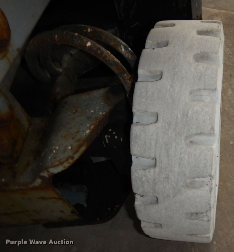 image for item DR0518 1999 Mec 2548HT  scissor lift