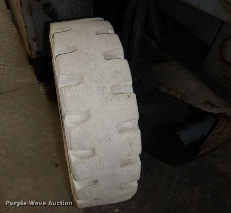 image for item DR0518 1999 Mec 2548HT  scissor lift