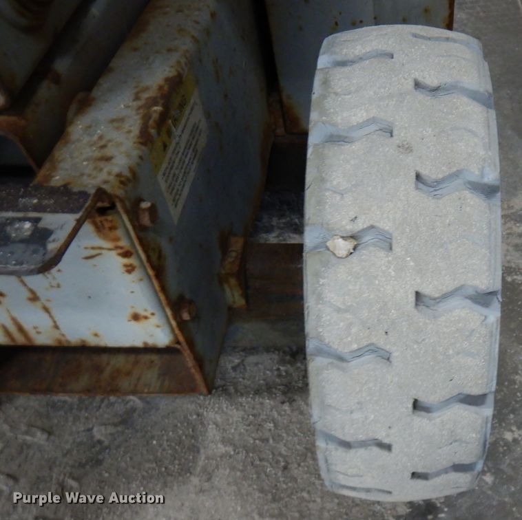 image for item DR0518 1999 Mec 2548HT  scissor lift