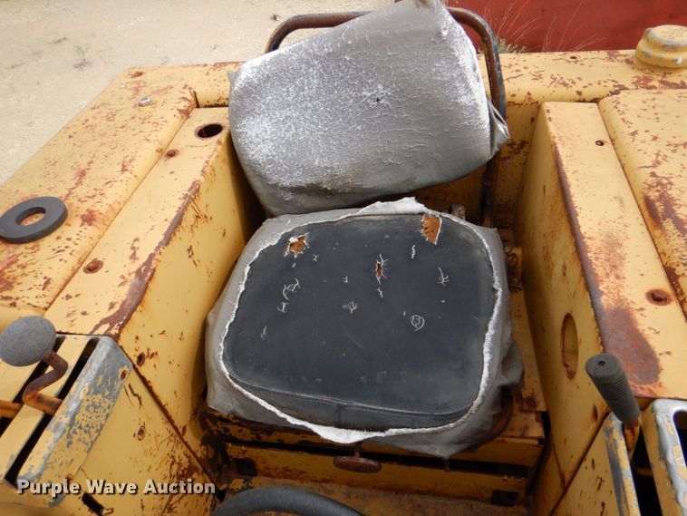 image for item DR2004 1977 Caterpillar 955L  track loader