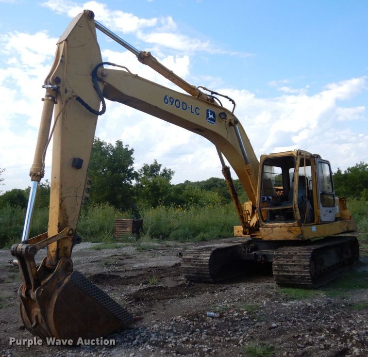 image for item DS1375 1988 John Deere 690D LC  excavator