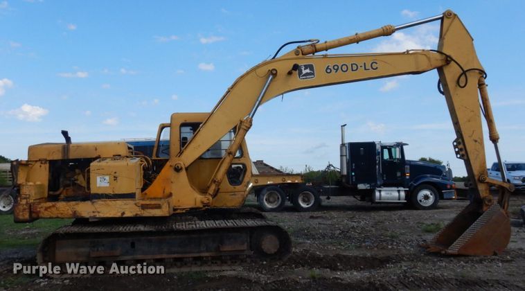 image for item DS1375 1988 John Deere 690D LC  excavator