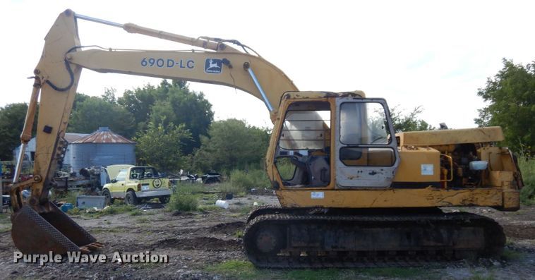 image for item DS1375 1988 John Deere 690D LC  excavator