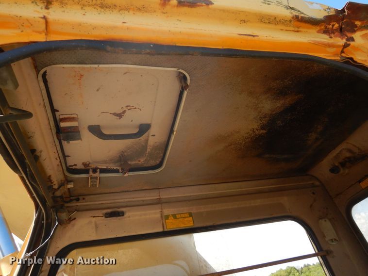 image for item DS1375 1988 John Deere 690D LC  excavator