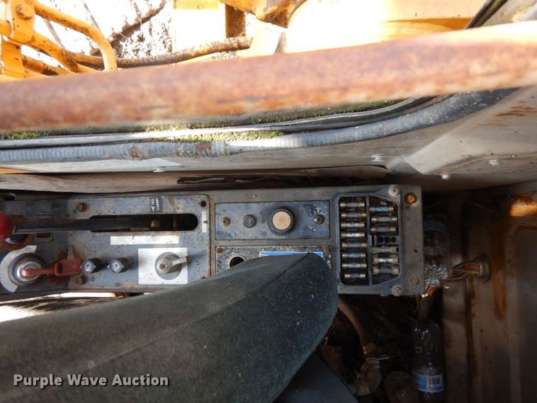 image for item DS1375 1988 John Deere 690D LC  excavator