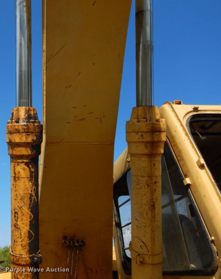 image for item DS1375 1988 John Deere 690D LC  excavator