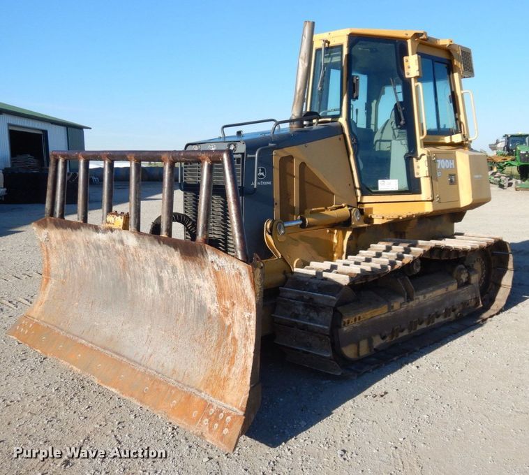 image for item DS1379 2004 John Deere 700H LT  dozer