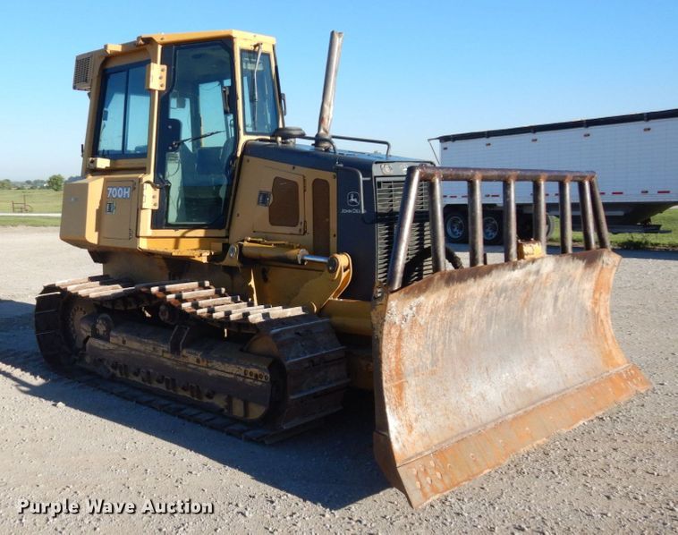 image for item DS1379 2004 John Deere 700H LT  dozer