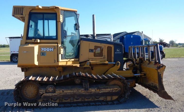 image for item DS1379 2004 John Deere 700H LT  dozer