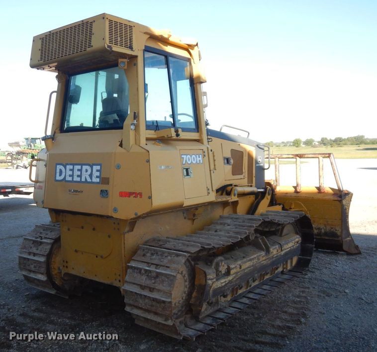 image for item DS1379 2004 John Deere 700H LT  dozer