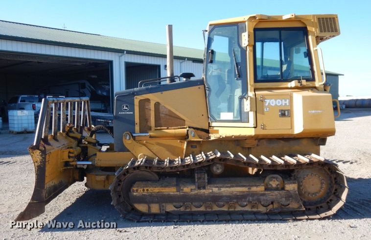 image for item DS1379 2004 John Deere 700H LT  dozer